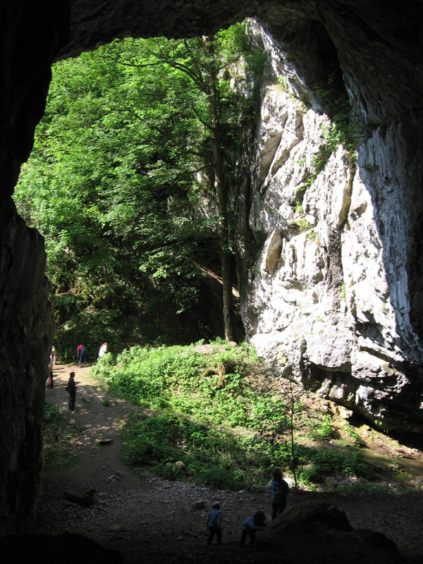 Vchod do jeskyně Býčí skála, foto Mr Hyde / Creative Commons / Volné dílo