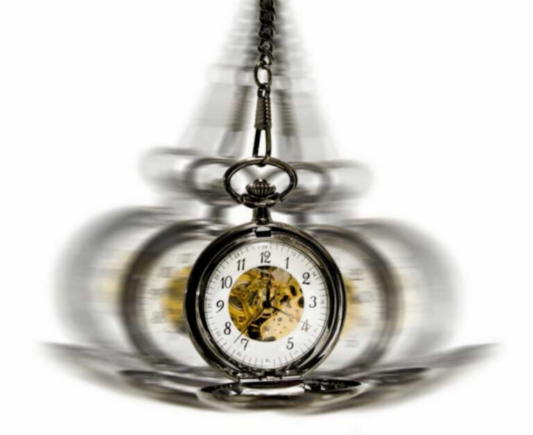 Hypńoze prý pomáhá fixace na určitý předmět. Často jsou k tomu využívány hodinky.
