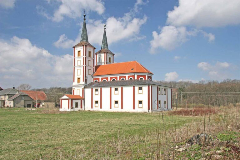 Na místě bývalého kláštera dnes stojí nový kostel. Právě pod jeho podlahou objevili archeologové zvláštní hroby. Foto: Zp, CC BY-SA 3.0, Wikimedia commons