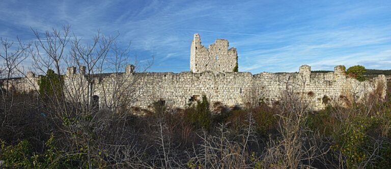 Po templářích získali kontrolu nad pevností Vrana johanité. Zdroj foto: Vid Pogacnik, CC BY-SA 4.0 , via Wikimedia Commons