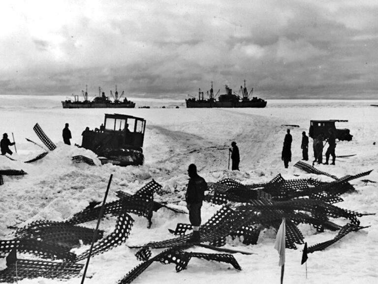 Operace Highjump v Antarktidě začala již v roce 1946. Zdroj foto: U.S. Navy, Public domain, via Wikimedia Commons