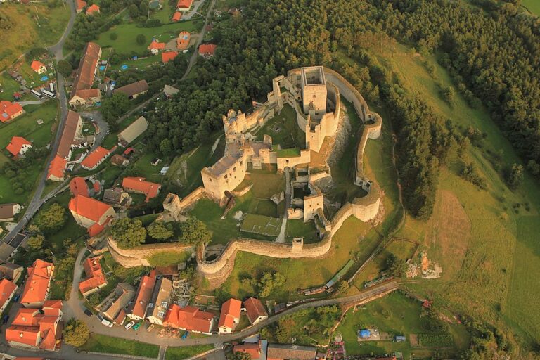 Co byly tajemné vzdušné mosty u hradu Rabí, které zmiňují dávné legendy? Zdroj foto: Zdeněk Fiedler, CC BY-SA 3.0 <https://creativecommons.org/licenses/by-sa/3.0>, via Wikimedia Commons