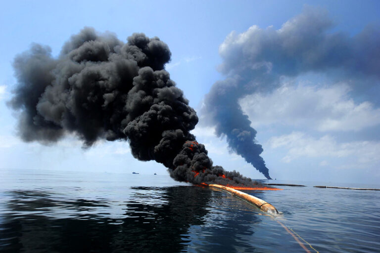 Byla ropná havárie výsledkem sabotáže? Foto Petty Officer 2nd Class Justin Stumberg / Creative Commons / Volné dílo