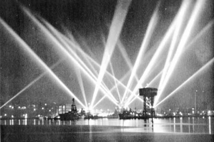 Reflektory namířené na tajemný objekt se staly symbolem dosud neobjasněné bitvy o Los Angeles.