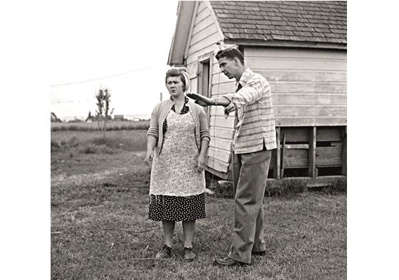 Evelyn Trent před svým domem, odkud s manželem pozorovali záhadný disk.