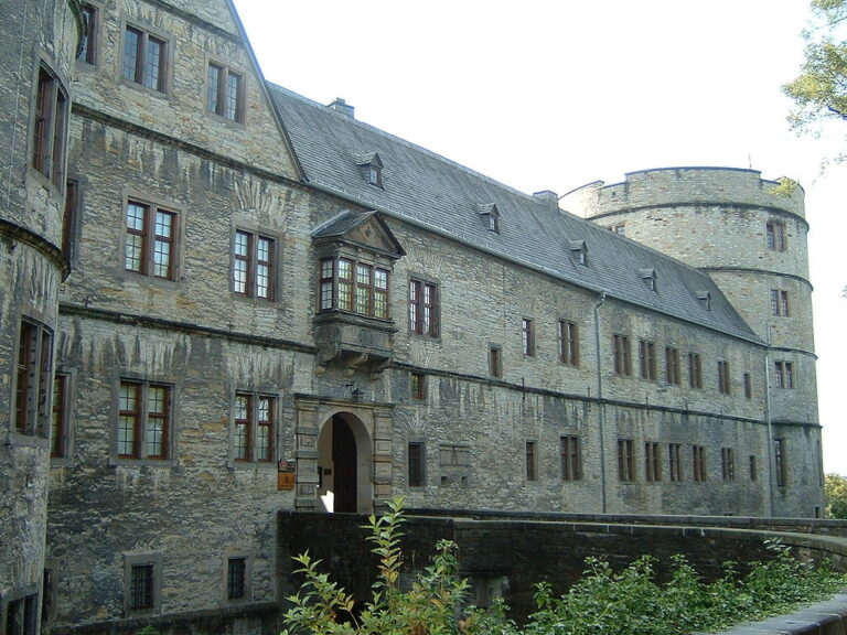 Co se odehrávalo na hradě v době vlády nacistů? Nechyběly mystické rituály, o jejichž podstatě toho příliš nevíme. Zdroj foto: Harald Köster, Bochum, Germany, CC BY-SA 2.5 , via Wikimedia Commons