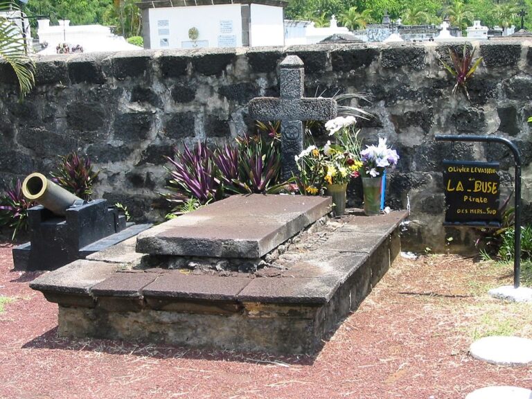 Hrob Oliviera Levasseura na ostrově Réunion zdobí i malé námořní dělo. Tabulka připomíná též jeho přezdívku: La Buse – Káně. Zdroj foto: Jöran Kortmann --> Joeran.K, Public domain, via Wikimedia Commons