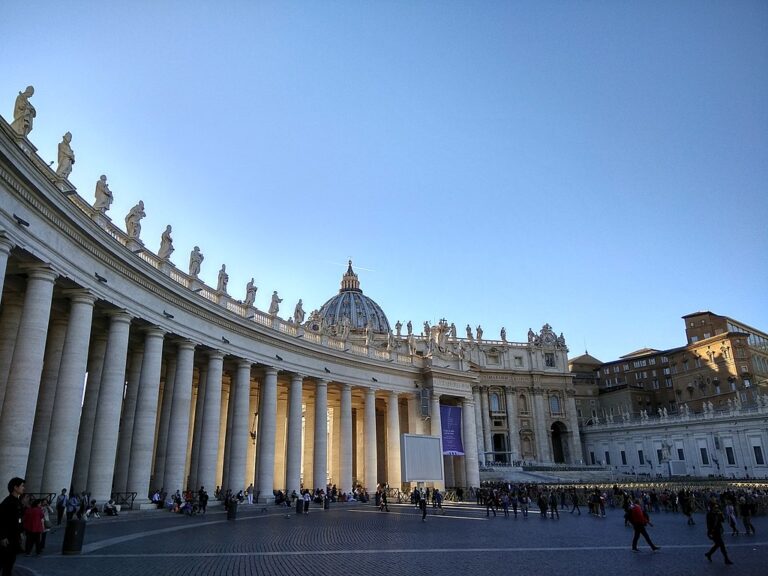 Vatikán je samostatným městským církevním státem. A jako v každém státě, i zde existují intriky při boji o moc a kontrolu nad peněžními toky. Zdroj obrázku: Ankitaganguly2912, CC BY-SA 4.0 , via Wikimedia Commons