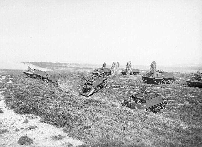 Britská obrněná technika při cvičení na Orknejích v roce 1941. Polygonem byla oblast s výskytem megalitických kamenů. Zdroj foto: Taylor (Lt), War Office official photographer, Public domain, via Wikimedia Commons