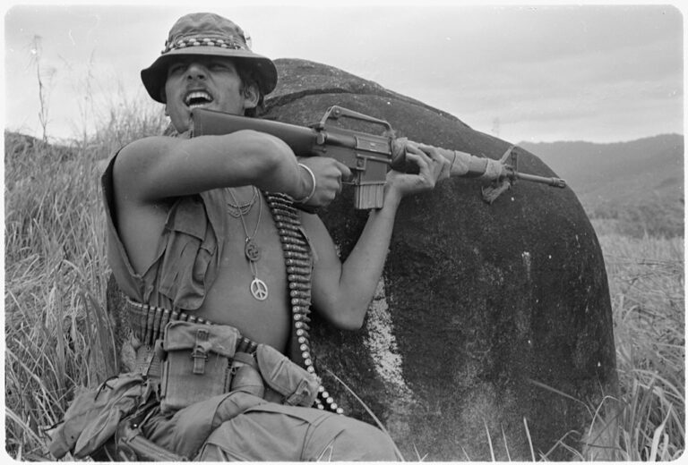 Symbol míru na americkém vojákovi ve Vietnamu Tento bojovník logotyp Geralda Holtoma doplnil i buddhistickou svastikou. Zdroj foto: National Archives at College Park, Public domain, via Wikimedia Commons