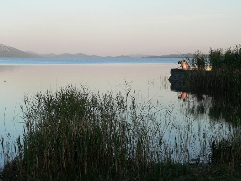 Osadu Vrana odděluje od Jaderského moře stejnojmenné jezero. I v jeho okolí se našly artefakty upomínající na dobu, kdy zde vládli templáři. Zdroj foto: Dnik, CC BY-SA 3.0, via Wikimedia Commons