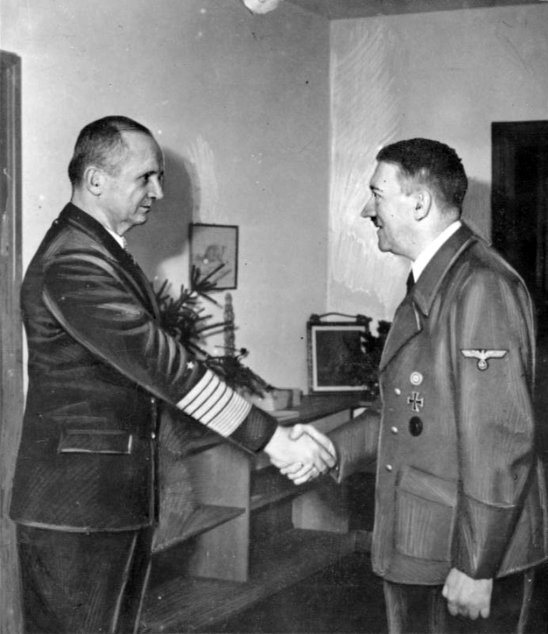„Můj vůdce, našel jsem pro vás bezpečnou pevnost,“ řekl prý velkoadmirál Karl Dönitz v rozhovoru s Adolfem Hitlerem. Myslel tím Antarktidu? Zdroj foto: Bundesarchiv, Bild 183-V00538-3 / CC-BY-SA 3.0, CC BY-SA 3.0 DE , via Wikimedia Commons