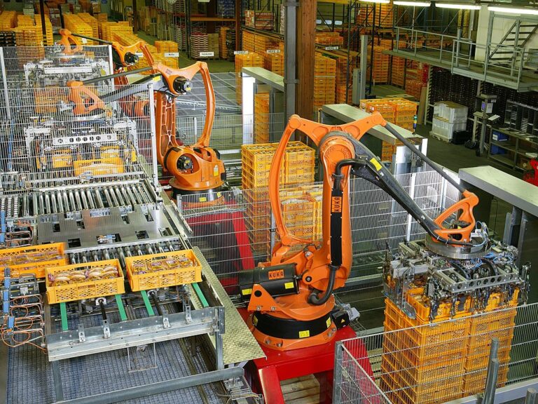 Až bude robotům v průmyslu vdechnuta „duše“, možná budou chtít založit robotické odbory, kdoví… Zdroj foto: KUKA Roboter GmbH, Bachmann, Public domain, via Wikimedia Commons