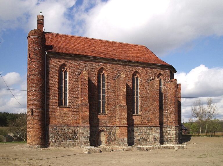 Kaple ve Chwarszczanech v sobě nese inspiraci převzatou od francouzských hradních kaplí. Zdroj foto: Jan Jerszyński, CC BY-SA 2.5 , via Wikimedia Commons
