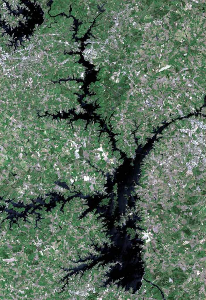 Pohled na jezero Hartwell z vesmíru. Zdroj foto: https://www.terraprints.com, CC BY 2.5 <https://creativecommons.org/licenses/by/2.5>, via Wikimedia Commons