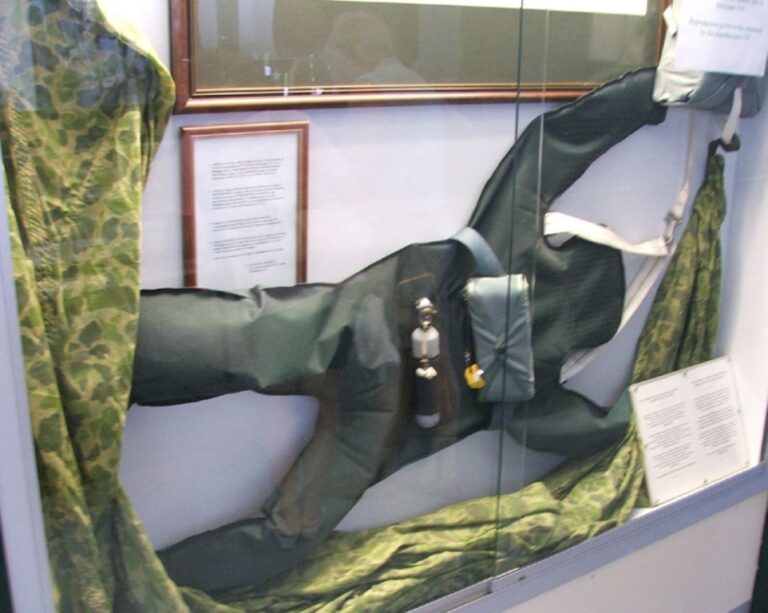 Americká armáda ve druhé světové válce využívala i větší nafukovací figuríny výsadkářů. Zdroj foto: user:Pajx, Public domain, via Wikimedia Commons