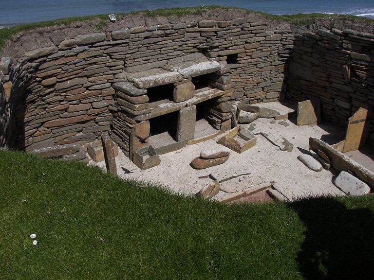 Archeologické vykopávky sídlišť z mladší doby kamenné prozrazují o životě tehdejších lidí více než megalitické stavby. Zdroj foto: Wknight94, CC BY-SA 3.0 <https://creativecommons.org/licenses/by-sa/3.0/>, via Wikimedia Commons