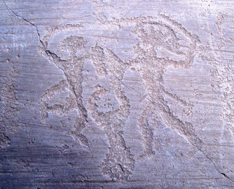 Velké množství petroglyfů zachycuje lidské či humanoidní postavy. Zdroj foto: Luca Giarelli, CC-BY-SA 3.0, CC BY-SA 3.0 , via Wikimedia Commons