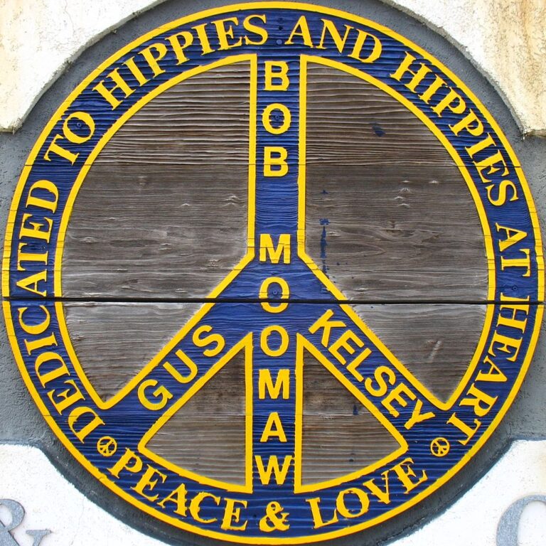 Mírový znak si vzalo za svůj i hnutí hippies. Zdroj obrázku: ritcharnd moskow from Toshi Station, USA, CC BY-SA 2.0 , via Wikimedia Commons