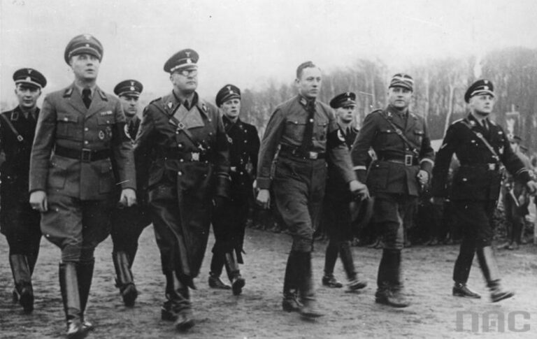 Albert Forster (uprostřed) s dalšími vysoce postavenými nacisty. Zdroj foto: Unknown / Not disclosed, Public domain, via Wikimedia Commons