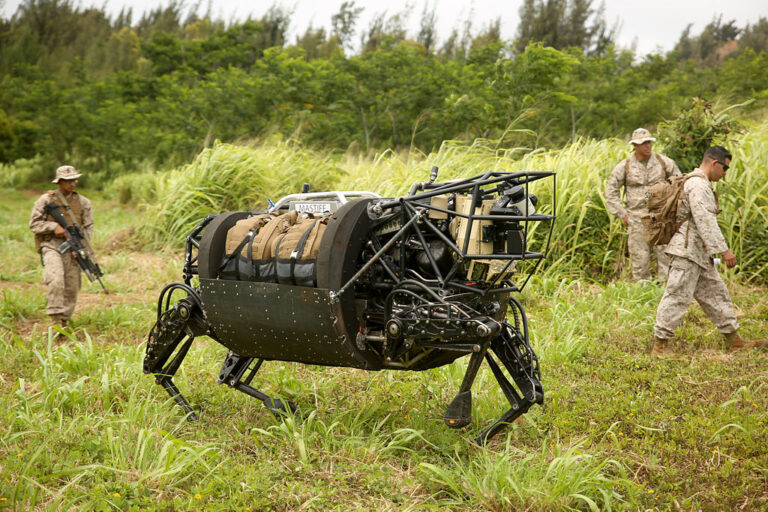 Jaký postoj budou mít v budoucnu sofistikovaní vojenští roboti k zákonům robotiky, toť otázka… Zdroj foto: Sgt. Sarah Dietz, U.S. Marine Corps, Public domain, via Wikimedia Commons