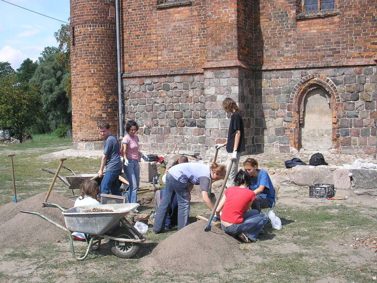 Průzkumné archeologické práce probíhaly i v okolí kaple. Zdroj foto: Krzysztof Jarzęcki, CC BY-SA 2.5 <https://creativecommons.org/licenses/by-sa/2.5>, via Wikimedia Commons