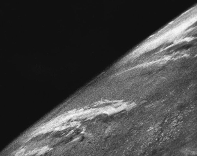 První snímek planety Země z vesmíru byl pořízen z paluby rakety V-2. Zdroj foto: U.S. Army, Public domain, via Wikimedia Commons