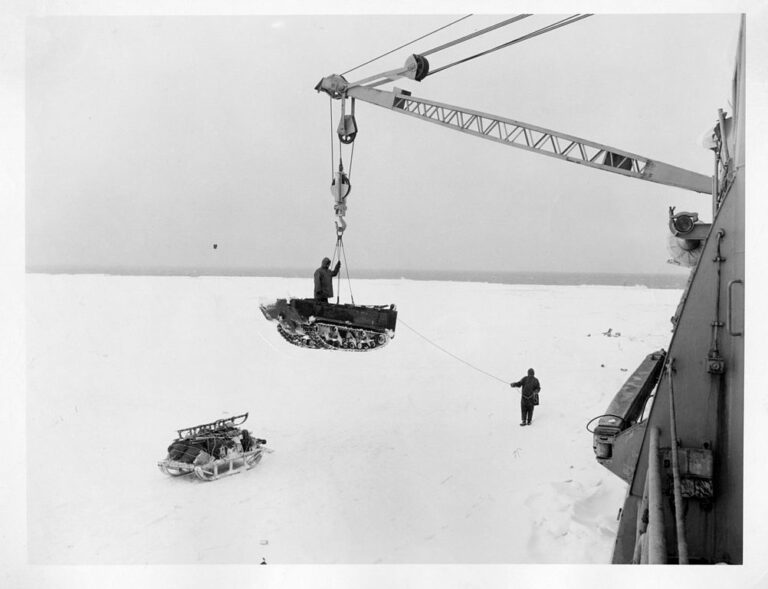 Vykládka transportních prostředků americké armády v Antarktidě po skončení druhé světové války. Koho nebo co měla tato vozidla hledat? Zdroj foto: Smithsonian Institution from United States, No restrictions, via Wikimedia Commons