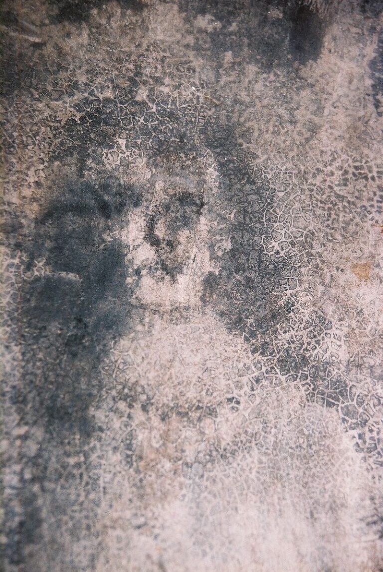 Ženská tvář na stěně domu, foto Cesar Tort / Creative Commons / CC BY-SA 3.0