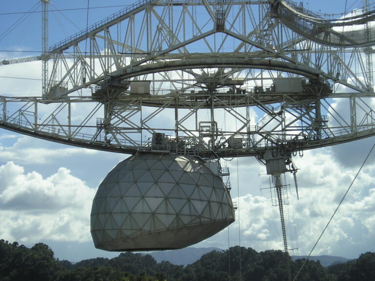 Arecibovský radio teleskop v Puerto Rico. Foto: Alessandro Cai (OliverZena) / CC - volné dílo