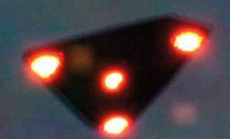 Obyvatelé v okolí belgické obce Glons ohlásí přelet neznámých světel. UFO vlna zasáhla Evropu na jaře roku 1990.