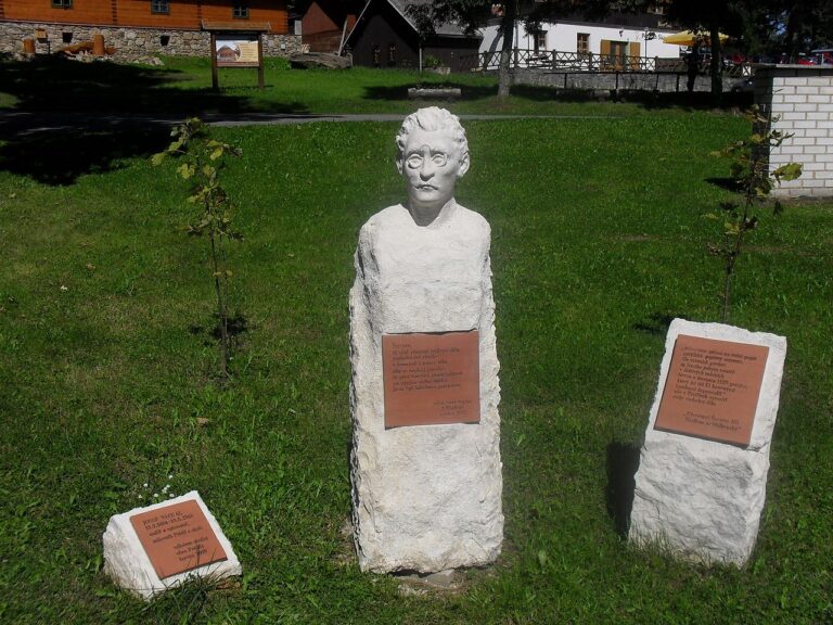 Busta Josefa Váchala v Šumavské vesnici Prášily. Foto: CC, neznámý autor