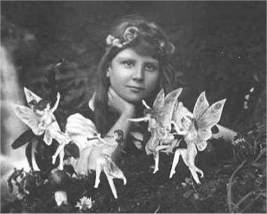Nejslavnější fota s vílami jsou prokazatelně podvod. Foto: Elsie Wright (1901–1988) / Creative commons - volné dílo