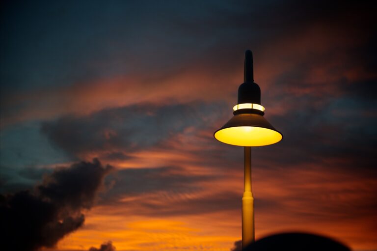 Před explozí na mostě vzplála pouliční lampa, foto Pixabay