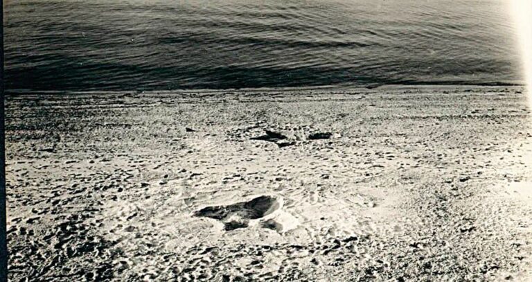 Rok 1937 a fotografie obrovských stop na pobřeží v USA.
