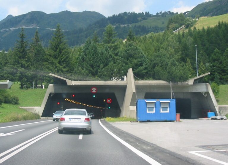 Při průjezdu tunelem mají být řidiči maximálně opatrní. Foto: Grzegorz Święch - Own work, CC BY 3.0, Wikimedia commons