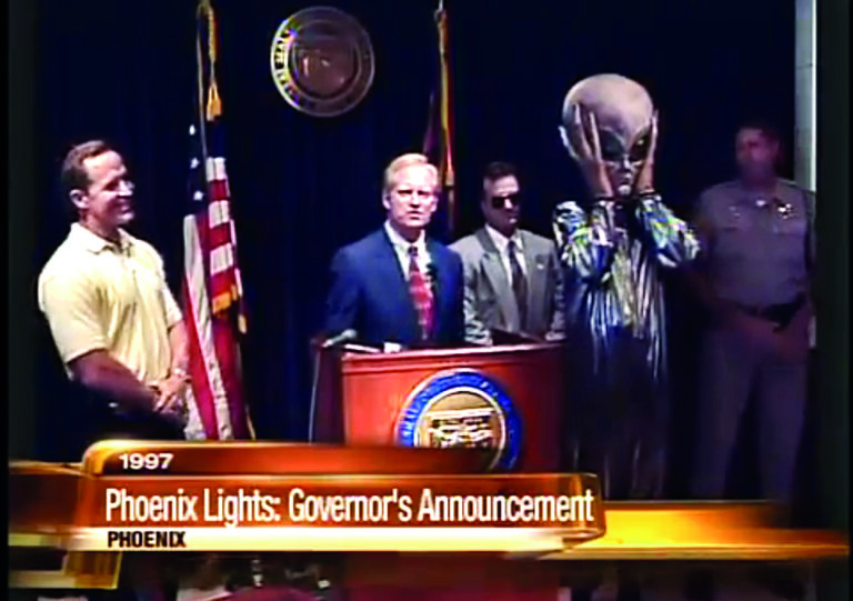 Guvernér Arizony se pokusil UFO zesměšnit, když na tiskovku přišel s mimozemšťanem.
