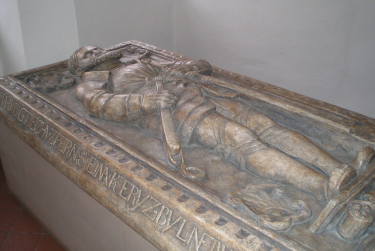 Co ukrývá hrobka? Mohlo by tělo v ní napovědět, jak Vojtěch zemřel? Foto: Volné dílo, Wikimedia commons