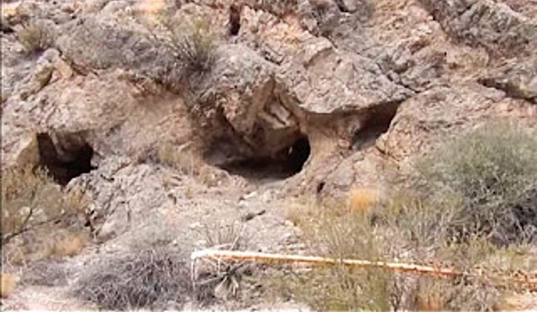 Hledači zkoumají nové dutiny ve skalách v pouštní oblasti.