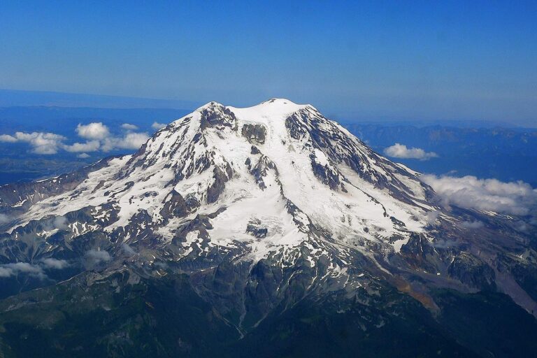 Mount Rainier je nejvyšší horou Kaskádového pohoří. Vrchol tohoto masivního stratovulkánu se nachází v nadmořské výšce 4392 metrů.