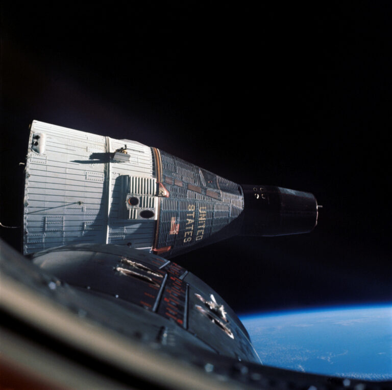Přiblížení kosmických lodí Gemini 6A a 7