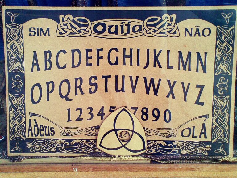 Ouija tabulka se využívá ve spiritismu už dobrých 150 let.