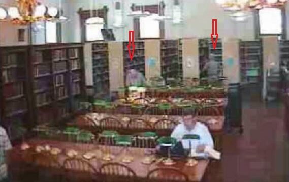 Na záběru kamery jsou patrné jakési přízračné postavy mezi regály s knihami.