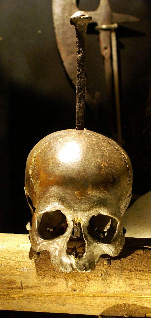 Údajná lebka popraveného piráta Störtebekera. Zdroj foto: Museum für Hamburgische Geschichte, CC BY-SA 3.0 <https://creativecommons.org/licenses/by-sa/3.0/>, via Wikimedia Commons