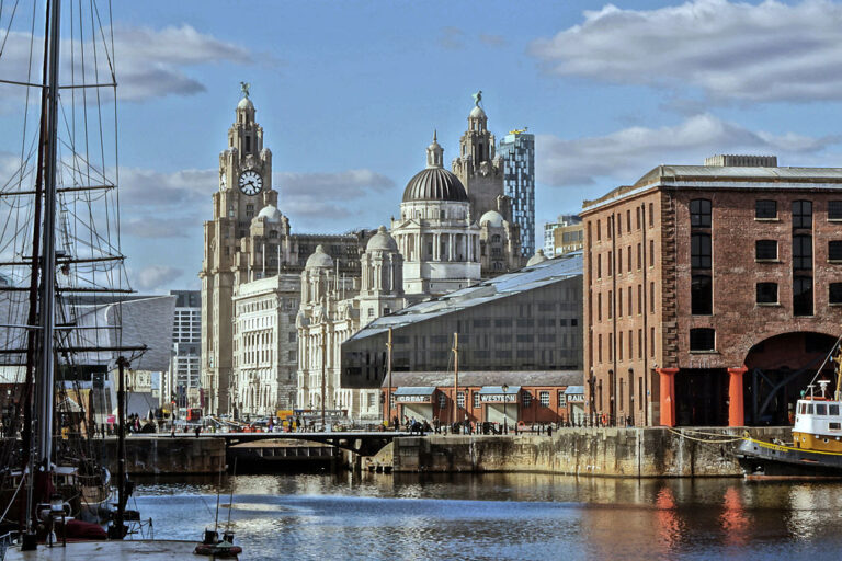 Chvění země pocítili v roce 1974 i obyvatelé Liverpoolu. Zdroj foto: Beverley Goodwin, CC BY 2.0 <https://creativecommons.org/licenses/by/2.0>, via Wikimedia Commons