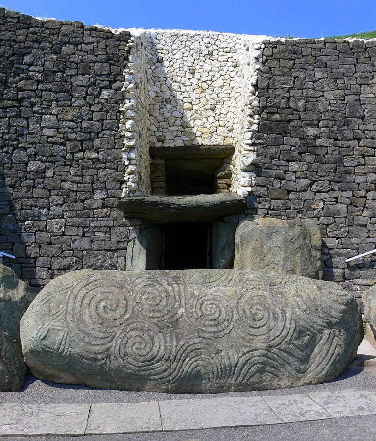 Spirálové linie na megalitickém kameni. Je to jen ozdoba, nebo mají tyto linie i jinou funkci, například zobrazují hlavní město Atlantidy? Zdroj foto: spudmurphy, CC BY-SA 2.0 , via Wikimedia Commons