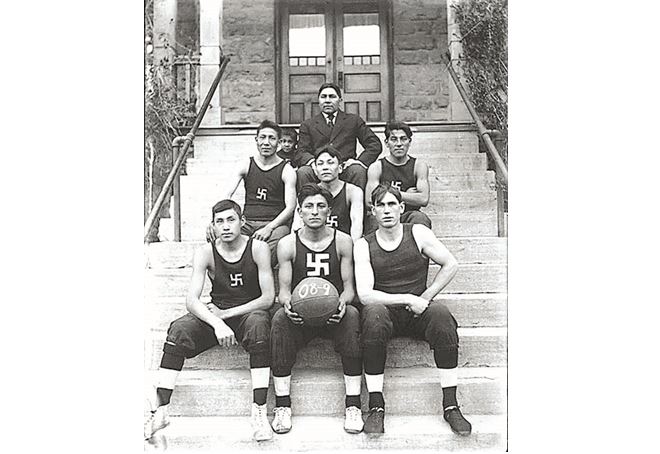 Americký basketbalový tým složený z indiánů kmene Navaho měl svastiku na svém dresu.
