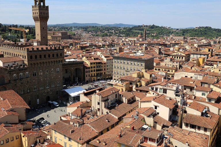 Na snímku je vidět část objektu Palazzo Vecchio i přiléhající náměstí, na které dopadlo tělo zavražděného vojáka. Zdroj foto: Sailko, CC BY 3.0 , via Wikimedia Commons