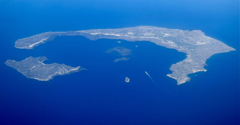 Pohled na souostroví Santorini z letadla. Zdroj foto: Steve Jurvetson from Menlo Park, USA, CC BY 2.0 <https://creativecommons.org/licenses/by/2.0>, via Wikimedia Commons