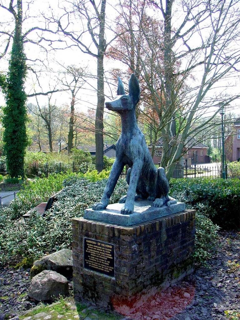 Skulptura pekelného psa z Nizozemska. Zdroj foto: Gouwenaar, Public domain, via Wikimedia Commons